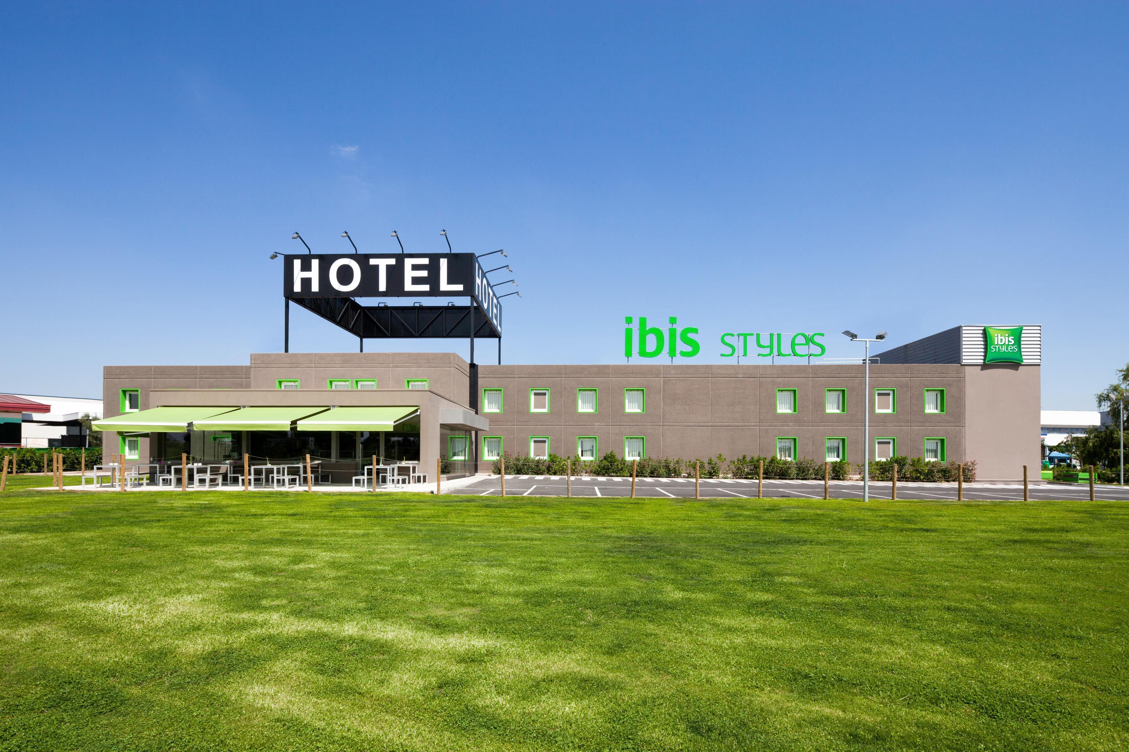 Hotel Ibis Styles Lleida Torrefarrera Buitenkant foto